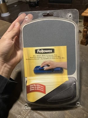 NEW Fellowes Gel Mouse Pad w/Wrist Rest Nonskid 6.25" x 10.25"  Platinum - Image 1 of 2