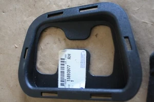 GM 15893977 FRONT TOW BRACKET COVER 2013-2014 AVALANCHE, SUBURBAN, TAHOE - Imagen 1 de 3