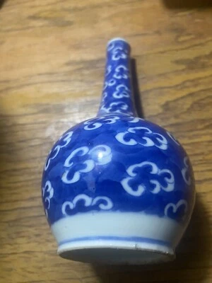 JARRÓN ELEGANTEMENTE PINTADO AZUL Y BLANCO, PERÍODO KANGHZI, 1661-1722 AD. Foto 1 de 4