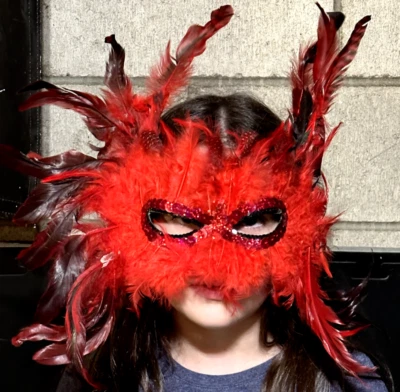 RED FEATHER EYE MASK MARDI GRAS  HALLOWEEN COST PLAY COSTUME ONE SIZE FITS MOST - Image 1 of 4