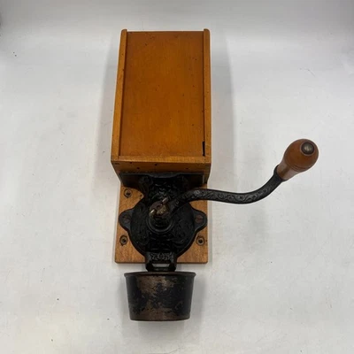 ВИНТАЖНОЕ НАСТЕННОЕ КРЕПЛЕНИЕ КОФЕЙНЫЕ ЗЕРНА Мельница Мельница Ласточкин хвост деревянная коробка с чашкой прикрепленная - Изображение 1 из 4