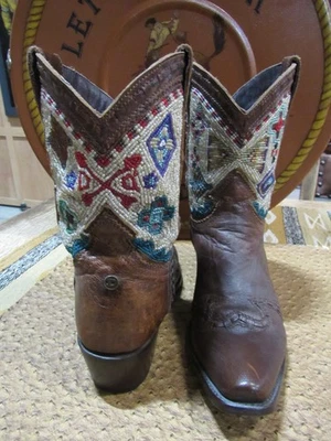 Double D Ranch 标志性罕见 Cayuse 串珠靴原装所有者 9.5 码 — 第 1/4 张图片