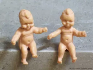 Lote de 2 Muñecas Bebé Pequeñas De Colección Pequeñas Mini Tamaño Goma Plástico Juguetes Casa de Muñecas - Imagen 1 de 8