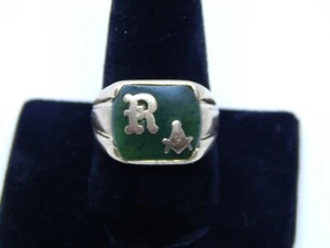 Anillo masónico de oro amarillo de 10 K con piedra verde - Imagen 1 de 4