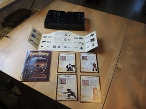 MB Heroquest alte Ausgabe Ersatzteil Sichtschutz Charakterkarten Pass Buch Inlay - Bild 1 von 20