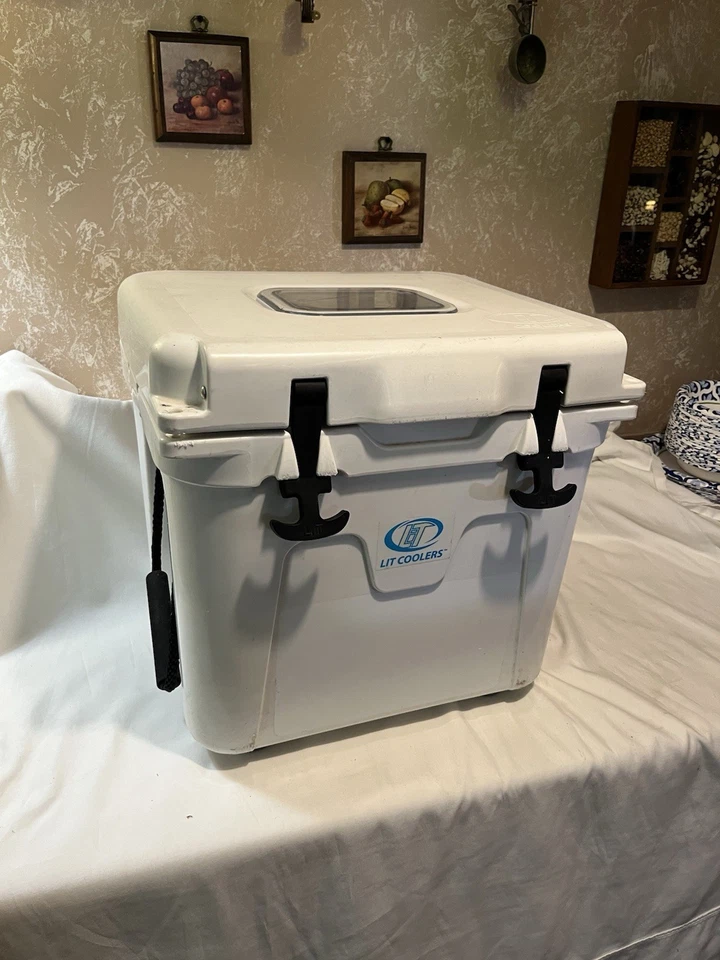 LIT Coolers  Ice Chest Heavy Duty Cooler by LIT w/Carry Handles Foto 1 de 4