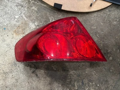 Luz trasera lateral izquierda Infiniti G35 2005-2006 fabricante de equipos originales Foto 1 de 4