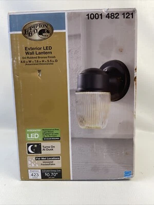 HAMPTON BAY Dusk-to-Dawn Oil-Rubbed Bronze LED Outdoor Wall Lantern Sconce NIB - Imagem 1 de 4