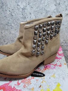 Chinese Laundry 6.5 US I Spy Ankle Boots 37 EU Western Booties Tan Studded NIB - Picture 1 of 12