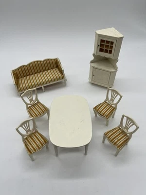 Mesa de comedor real para casa de muñecas Lundby, 4 sillas, cabaña de esquina, sofá roto Foto 1 de 4