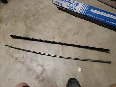 Original 1938 1939 Ford Deluxe placa de arranhão acabamento e tira de montagem, lado do motorista - Imagem 1 de 4