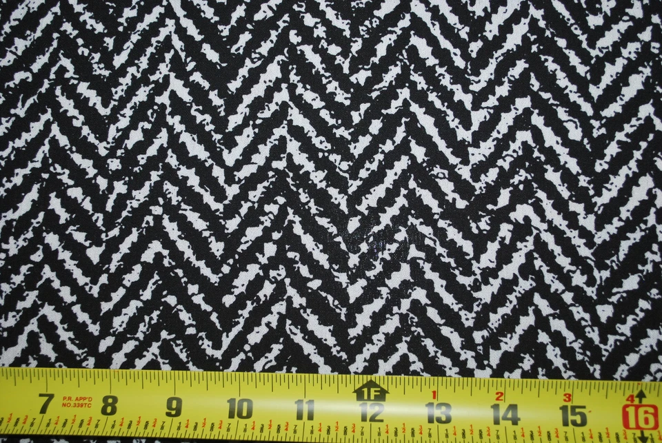 Tejido Rayón Crepe Fibra Natural Negro y Natural Chevrron Estampado Zig Zag Foto 1 de 4