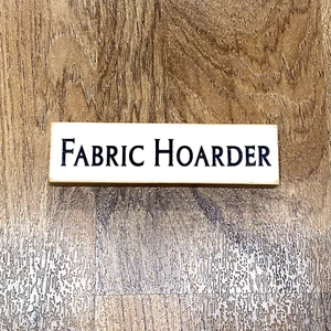 Acaparador de tela divertido letrero placa de madera para colchas acolchado regalo - Imagen 1 de 4