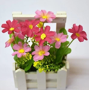 Rosa und Cerise Gänseblümchen in Holz Lattenzaun - Heimdekoration oder Geschenk - Bild 1 von 2