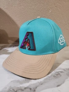 Arizona Diamondacks X Cardinals Parodia Referencia Snapback Sombrero Verde azulado/rojo/bronceado - Imagen 1 de 6