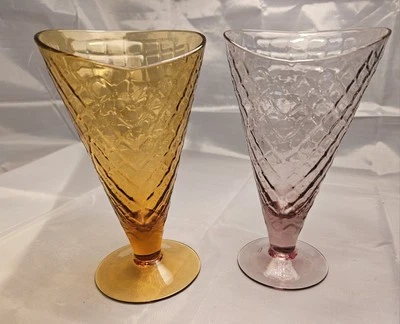 Dos vasos de helado helado vintage artísticos con cono de gofre púrpura y ámbar Foto 1 de 4