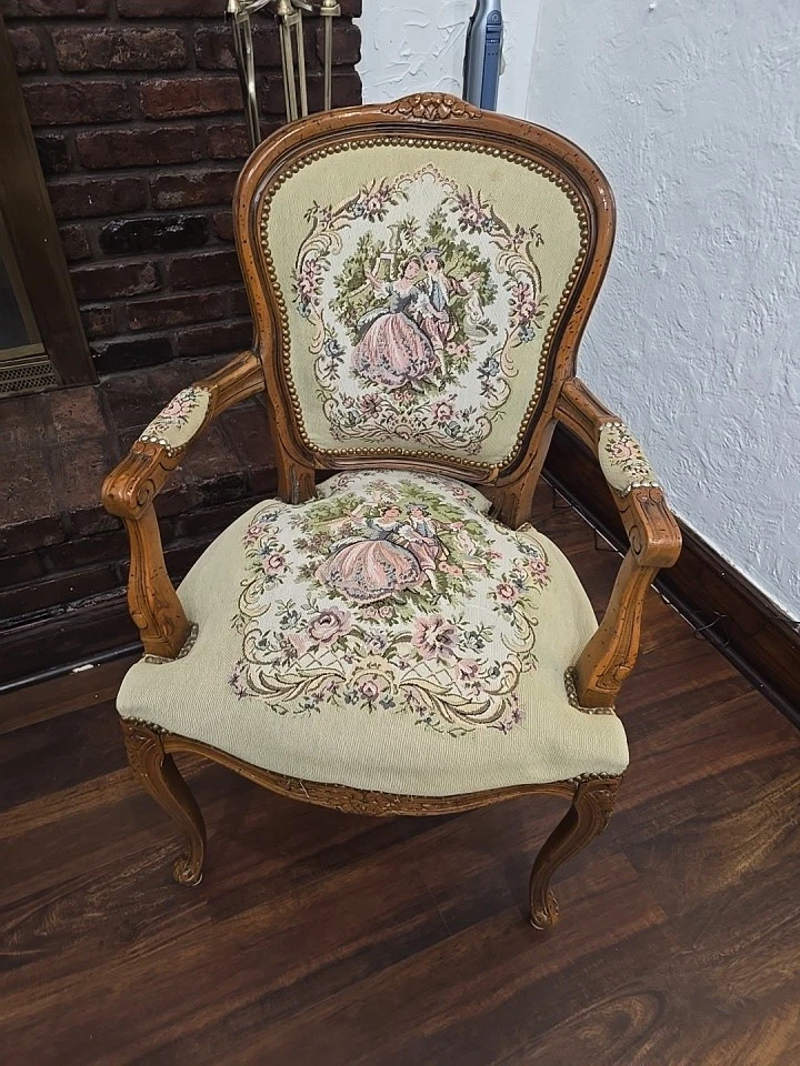 Sillón tapizado de madera para caridad - castillo francés de latón martillado Foto 1 de 1