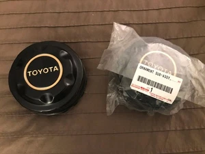 JDM Toyota Land Cruiser 60 70 Prado Rear Hub Caps x2 OEM Unused F/S - Foto 1 di 1