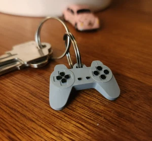 Controller PS1 Schlüsselanhänger Schlüssel Anhänger Geschenk Gamer Zocker Spiele - Bild 1 von 2
