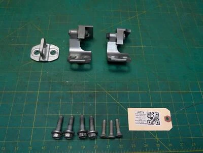 Комплект петель и ударников для задней правой двери 2017 Jeep Cherokee 68140734AB 2014–2022 - Изображение 1 из 4