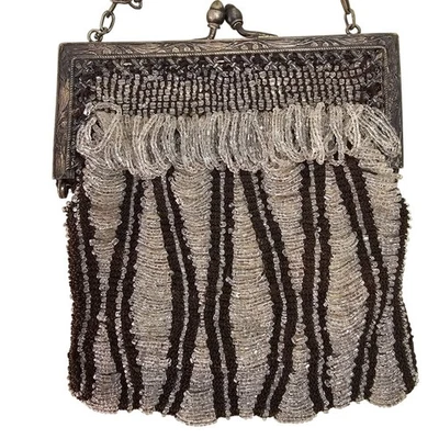 Cartera Swag Eduardiana Años 1910-20 Aleta Cuentas Marco Plateado Cadena Bisagra Forrada en Seda Foto 1 de 4