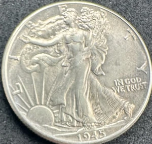 1945-P Mezzo dollaro Walking Liberty - AU - leggermente tonica - 90% argento - Foto 1 di 2