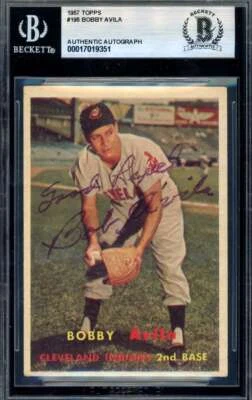 Autógrafo Topps 1957 firmado por Bobby Avila Beckett BAS Foto 1 de 2