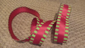  Band Drahtkante rot & grün Streifen Weihnachten 2,5" breit 5 Yards - Bild 1 von 5