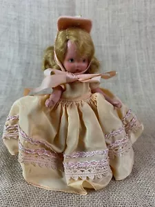 Muñeca Nancy Ann Storybook * NASB * 5 1/2" Piernas Rígidas con Vestido Bordado en Oro Suave - Imagen 1 de 3