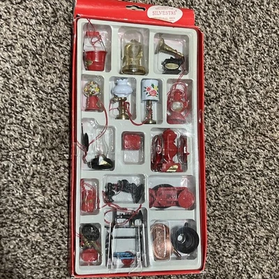 Lote Miniatura De Colección Casa de Muñecas Accesorios Cocina Lámparas Costura Fonógrafo etc 16+ Foto 1 de 4