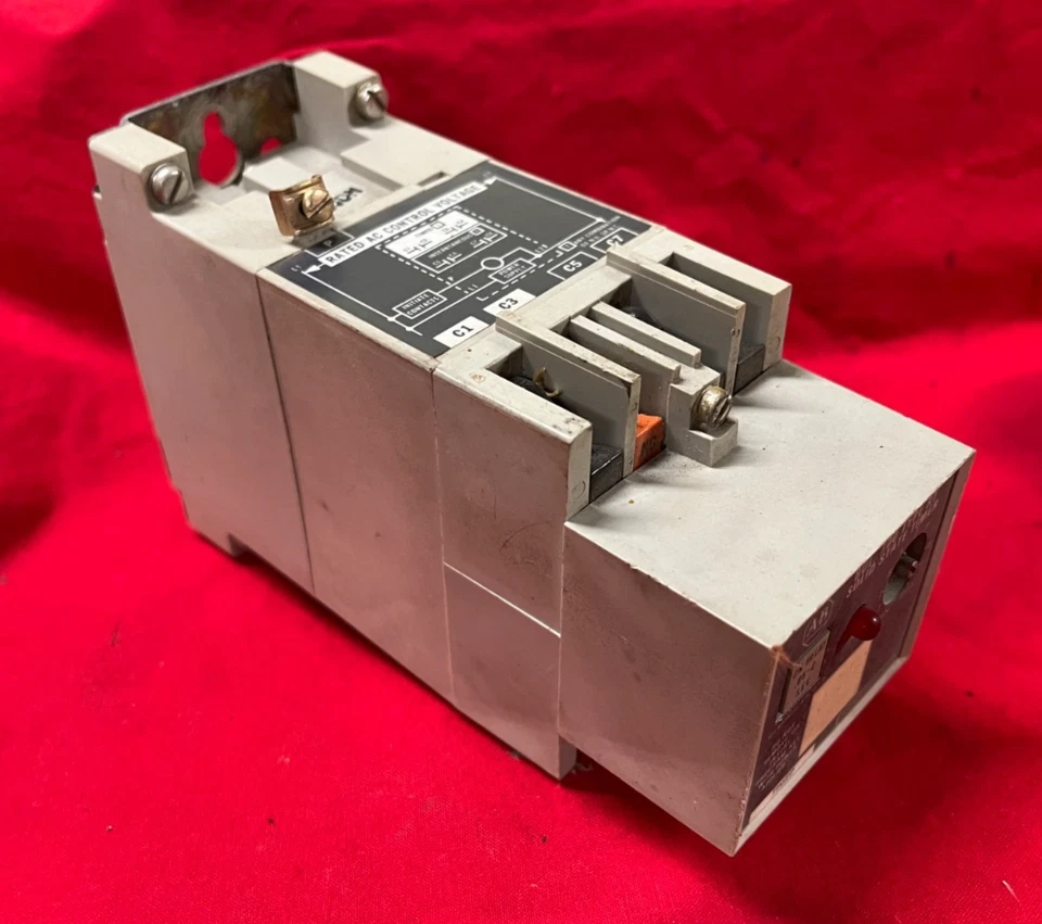 ALLEN BRADLEY 700-RT00A010A1 SOLID STATE TIMER BULLETIN 700 TYPE RT SERIES: B - Image 1 of 4