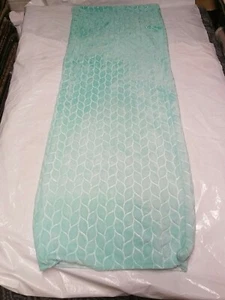 Funda almohada corporal con estampado Ombre y franela en relieve muestra 20"" x 54"", color verde - Imagen 1 de 5