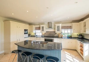 Approved Used Classic Kitchen, In Frame Shaker, Island, Appliances - Picture 1 of 22