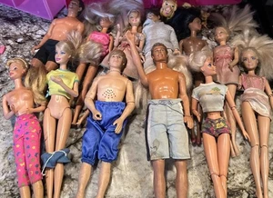 Konvolut Vintage Barbie und einige moderne, männliche und weibliche zwei Koffer und Kleidung. - Bild 1 von 17