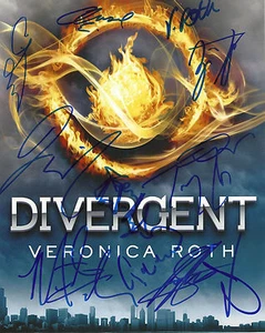 'DIVERGENT' VERONICA ROTH CAST SIGNED 8X10 PICTURE *COA *WOODLEY *ELGORT - Foto 1 di 1