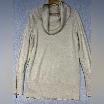 Suéter feminino Thalia Sodi pequeno dourado com zíper no pescoço de vaca - Imagem 1 de 4