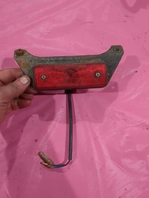 YAMAHA OEM LUZ TRASERA Y SOPORTE YFM80 1985-1988 Badger Moto4 Foto 1 de 4