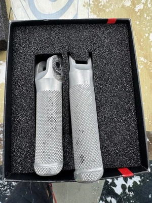 Clavijas de pie plateadas para Ducati Monster 1200 R OEM Foto 1 de 4