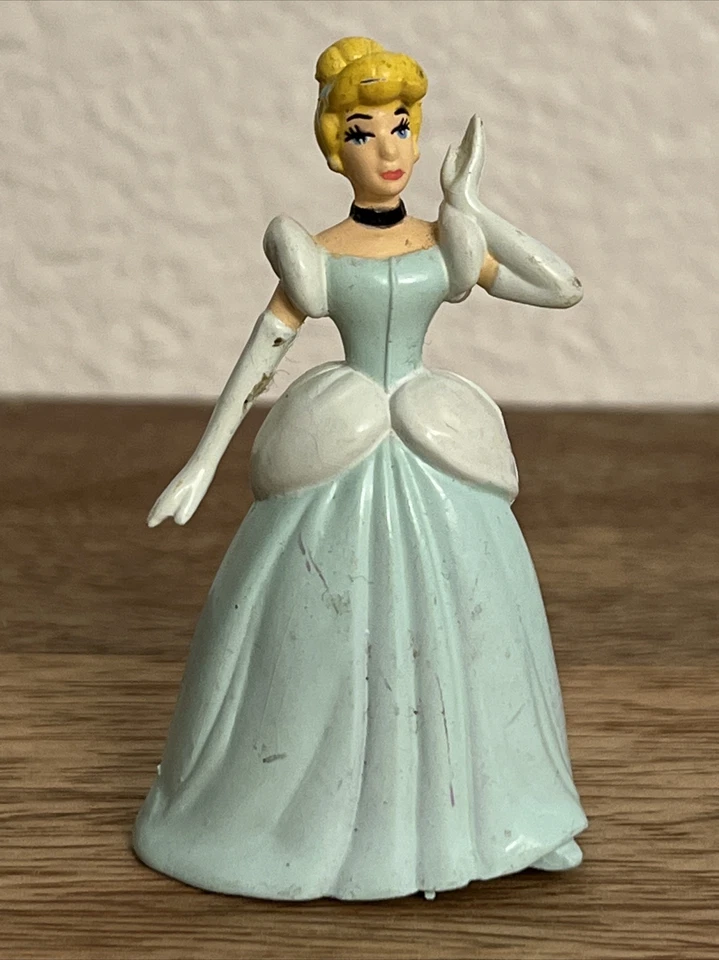 "FIGURA DE ACCIÓN CENICIENTA DISNEY 3"" JUGUETE DE PLÁSTICO (USADO)" Foto 1 de 4