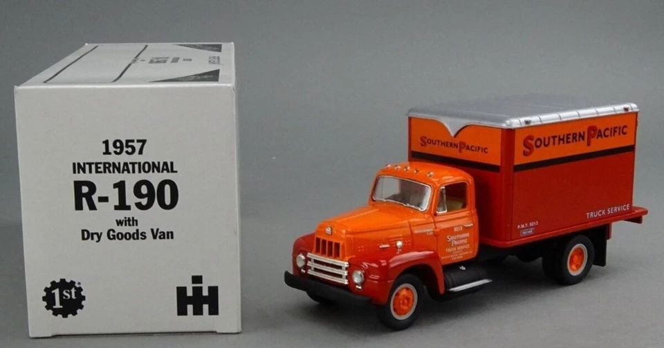First Gear 19-1604 1:34 SP 1957 International R190 con camión de mercancías secas LN/caja Foto 1 de 1