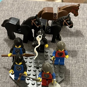 Lego Castle Vintage Minifigure Lot With 3 Horses - Picture 1 of 7
