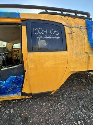 Toyota FJ Cruiser 2007-2014 puerta trasera izquierda panel de carcasa amarillo 2JU OEM Foto 1 de 2