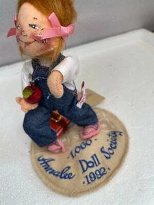 ANNALEE DOLL SOCIETY 1992 COLEGIALA EN MONO CON MANZANA Y LIBROS - Imagen 1 de 7