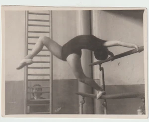 Foto Hübsche Frauen Sport Leistungen Turnen Sportverein ausgefallen Vintage - Bild 1 von 2