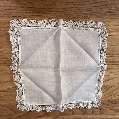 "Pañuelo vintage de lino blanco con ribete de encaje de ganchillo - 12,5"" X 12,5""" Foto 1 de 4