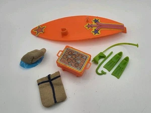 1978 Barbie Play Pak Strandszene Surfbrett Grill Schnorcheltasche Hut Set UNVOLLSTÄNDIG - Bild 1 von 13