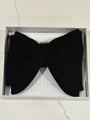 Pajarita de gran tamaño de Resso & Roth de terciopelo negro Foto 1 de 4