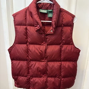 L L Bean Women’s Down Vest Size M Pockets Maroon Snap-up Quilted Puffer EUC - Picture 1 of 6