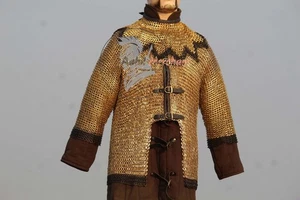 Set armatura Chainmail mezzo corpo Hauberk, gonna e colletto bordo ottone anelli neri - Foto 1 di 10