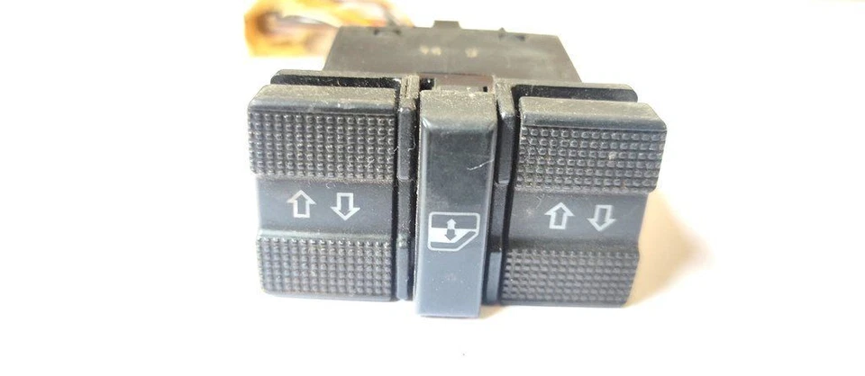 Volkswagen Golf III 1994 Otros interruptores / manijas / interruptor UST71770 Foto 1 de 4